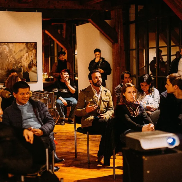 Comment créer une affiche réunion efficace pour dynamiser la communication au bureau