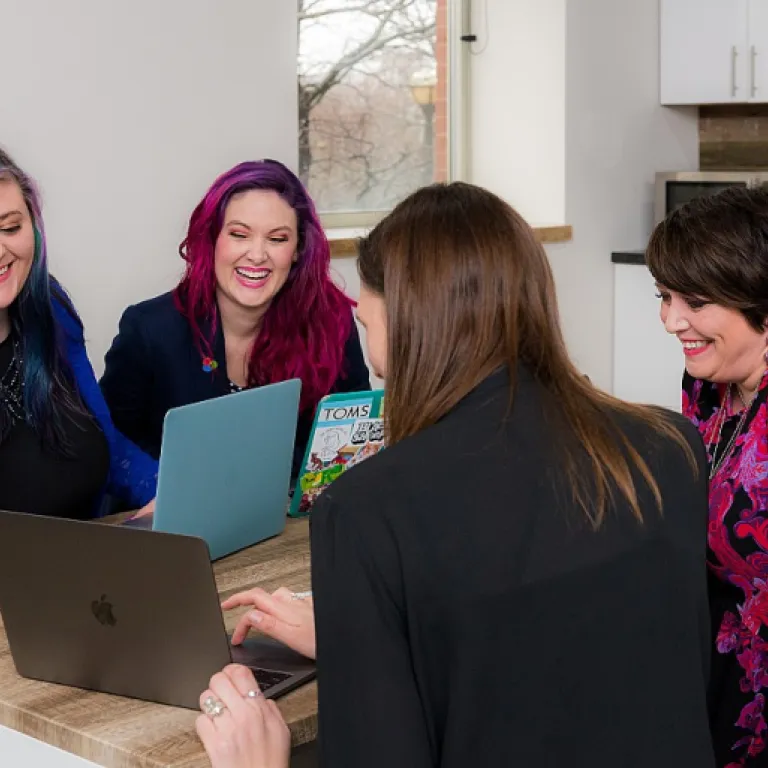 Comment intégrer un meuble de métier ancien dans une organisation de bureau moderne