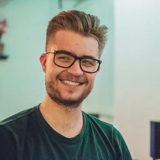 Bien choisir la chaise de salle des fêtes pour un environnement de travail polyvalent